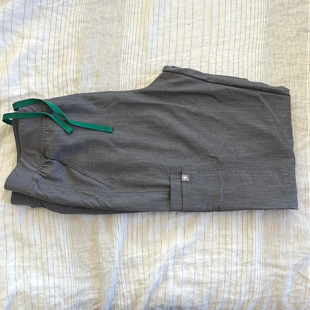 FIGS Men’s Graphite Axim Cargo Pant - Size M